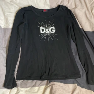 D&B långärmad - säöjer denna Dolce Gabbana tröjan då den ej passar mig längre. Det står storlek xl, men skulle säga att den sitter mer S/xs. Två stycken paljetter har ramlat av som man kan se på bild 2, men det syns knappast. Annars är det inga konstigheter🙏💕