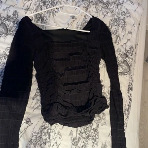 Fest topp - Jättefin fest topp som inte kommer till användning längre. Den är tajt och får dig att se jättebra ut runt magen. Pris går att diskutera!🩷 skriv för fler bilder.