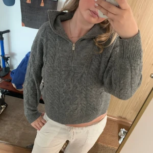 Grå stickad zip ip - Säljer denna gråa stickade zip up från bikbok, passar perfekt till hösten.
