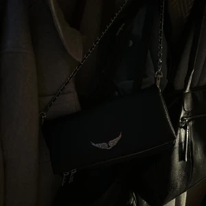 zadig voltaire väska  - Säljer min Zadig väska! Den är i bra skick men har dock en liten skada på inner sidan av ett av facken men det är inget som märks men därav lågt i pris!❤️ Zadig påsen medföljer. Köpare står för frakt  den är äkta fick i present har dock ej kvittot 💕