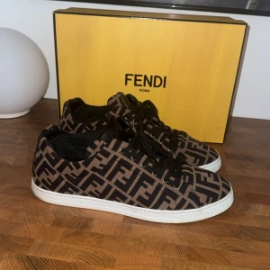 Fendi skor NYA - Fendi skor storlek 9 passar 42-43  äkta såklart  snabba affärer o inga byten tack möts i malmö eller fraktar