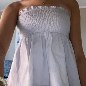 Söt tube top med volang - Ursprungligen från Gina Tricot. Nästan aldrig använd och har inga defekter.💗