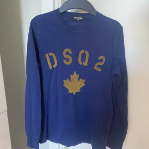 Dsquared2 tröja - Säljer en dsquared2 tröja i storleken 12 years. Den är knappt använd och har inga defekter, skick 9,5/10. Nypriset var 1799:- och jag säljer den för 599:- Hör av dig om du vill ha fler bilder eller undrar något!