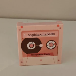 Sophia+mabelle satin powder blush  - Sophia+mabelle satin powder blush Aldrig använd då färgen inte passar mig personligen, fick i glossybox.