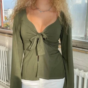 Grön långärmad topp med knyt - Den är bara använd 3 gånger, jätte fin! Priset går att diskutera 