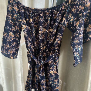 mörkt blommigt klänning - Sommarklänning från shien stl. EU38  SIZE M