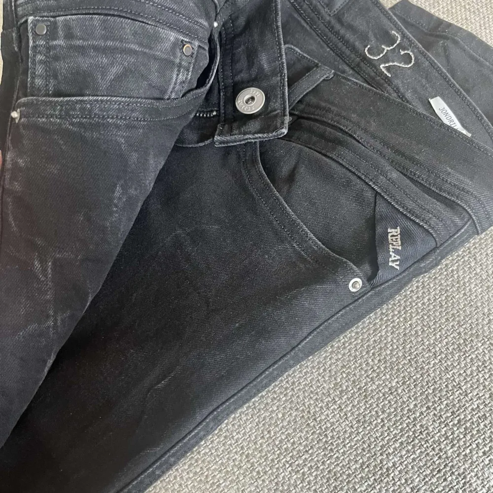 Skit snygga replay jeans, 32/32. Riktigt bra skick som är varsamt använda. Nypris ca 1300 mitt pris 379kr Hör av dig vid minsta fråga!. Jeans & Byxor.