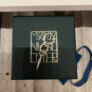 Maria nilsdotter örhänge - Snyggaste Maria nilsdotter örhänget! Säljer för att jag bytt till guld. Nypris 2795. Går inte ner i pris