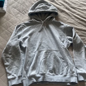 Grå WEEKDAY hoodie - Grå hoodie ifrån Weekday. Perfekt skick, Storlek XS