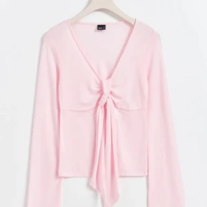 Gina knyt topp - Säljer denna för att jag inte använde den, bara använd en gång! Super bra skick och är i S ⭐️