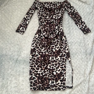 Klänning  - Jätte fin leopard klänning som inte kommer till användning!