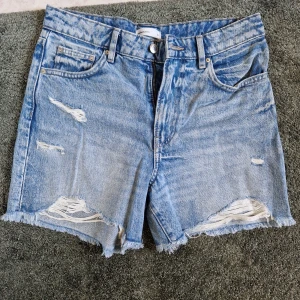 Jeansshorts  - Fina jeansshorts från gina tricot i storlek 38. Köpta i år, har använt dom 2 gånger men säljer nu då jag insett att dom inte passar i storlek