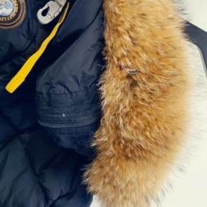 Äkta Svart lång dunjacka från Parajumper  Longbear L - Svart lång dunjacka från Parajumper. Jag använder inte den för att den blir stor för mig. Storleken är large