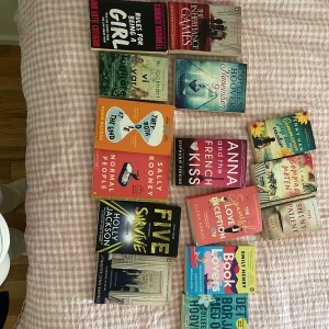 Booktok  - Säljer lite böcker, många kända booktok böcker, 100kr st 💕