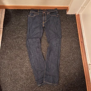 Nudie jeans  - Väldigt stilrena jeans i storlek w31 l34 Skulle säga att cond är 7/10 Färgen är väldigt mörkblå mer oranga sömmar 