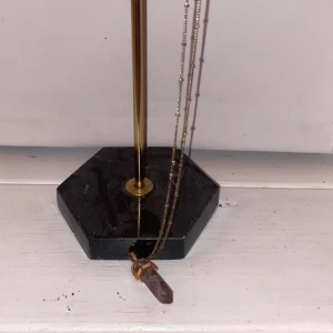 Halsband med kristall - Vet inte om kristallen är äkta men den är fin iaf. Inte äkta guld utan rost fri 