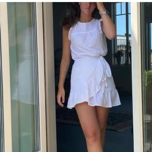 Kjol - Kjol i linne från Nelly. Saknar en knapp på insidan som man lätt kan sy till om man vill