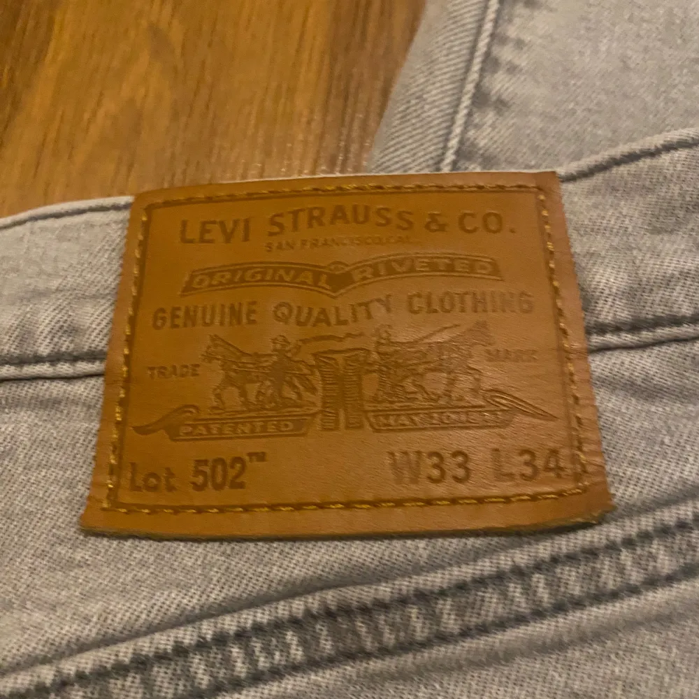 Ett par Levis 502or i väldigt bra skick använda typ 3-4 gånger men insåg snabbt att de va lite för stora så slutade använda de.  Priset e inte hugget i sten och kan gå ner lite vid snabb o smidig affär.. Jeans & Byxor.