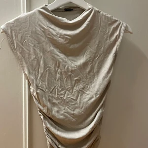  Beige Tröja från Gina  - Tröjan är i fint skick bara inte kommit till användan