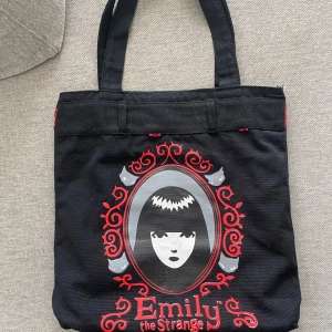 Tote bag  - Emily the strange tote bag mes blixtlås ☠️🦇🧛🏻‍♀️🥀