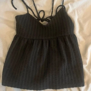 Linne med öppen rygg - 🖤