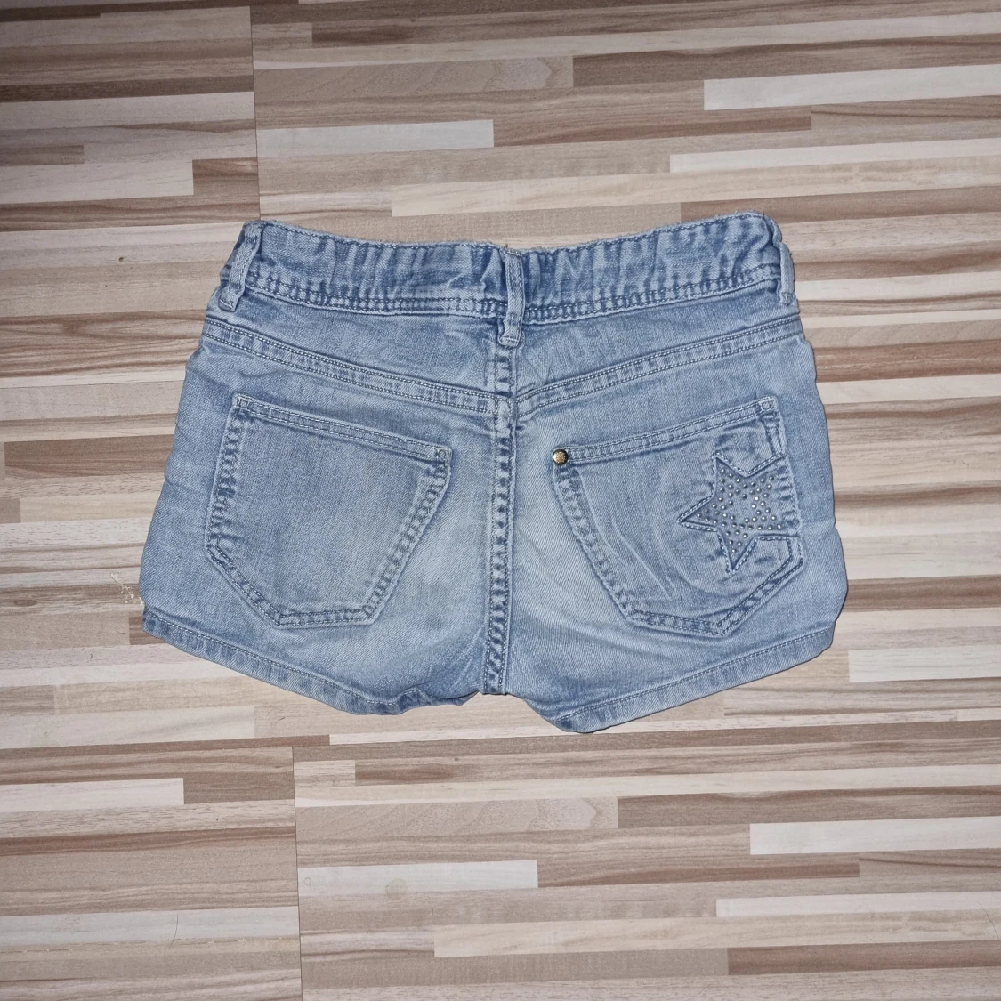 Grå jeansshorts med stjärndetaljer - 90