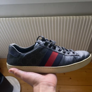 Gucci Ace skor - Säljer ett par riktigt feta Gucci Ace i 42 kan passa 43🔥 | De är i väldigt bra skick och väldigt lite tecken på användning på sulan👌🏻 | Vid frågor eller annat är det bara att kontakta mig👍🏻 | Jag tar gärna emot bud🤝🏻