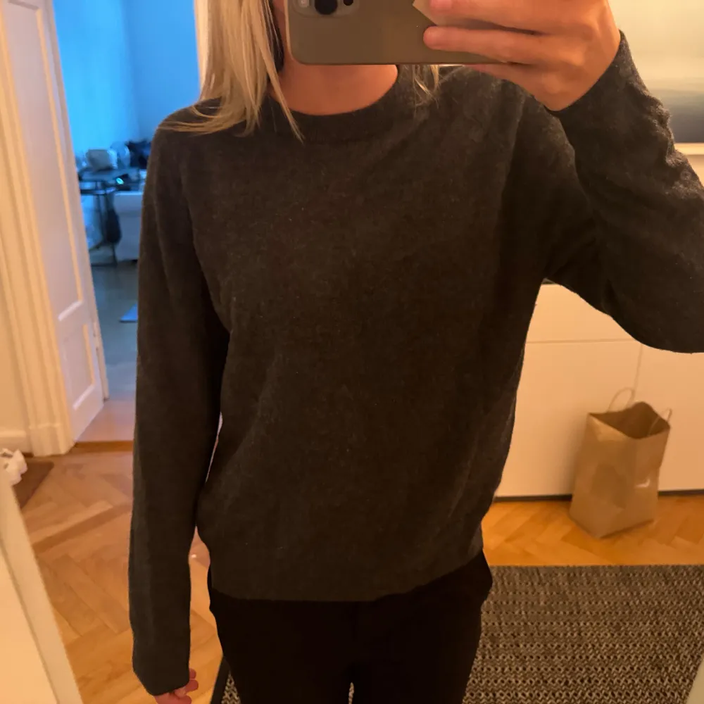 Säljer denna så sköna cashmere tröja från Singular Society! Tröjan är grå/svart💞. Tröjor & Koftor.