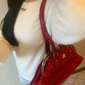 Vinröd vintage väska❤️ - Vacker vinröd väska som tyvärr inte längre kommer till användning!💞 dock ha den några små skador då den är ej ny därav gå priset att diskutera! Vid frågor av bild på skadorna, mått på väskan elr insidan är det bara att säga till!💞