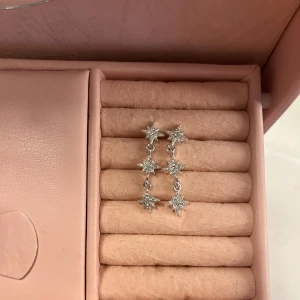 Långa örhängen💕 - Fina silver örhängen från glitter som passar till allt☺️örhängena kommer med två ”Pluppar” men ingen förpackning då dom har använts. priser kan diskuteras. Dom rostar ej.