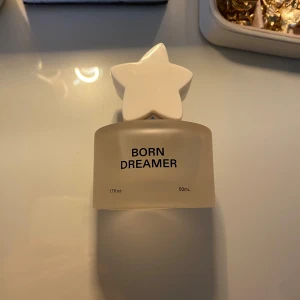 Parfym - Säljer en parfym från charlie damelio, helt oanvänd, 50 ml. Nypris 39£ (450kr), rea just nu på asos för 31£ (360kr) säljer den för 250kr🥰