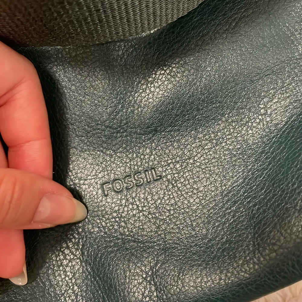 Väska från märket Fossil💗 nypris ca 1000kr, den är helt oanvänd 🤗. Laukut & Käsilaukut.