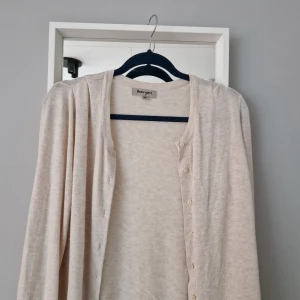 Beige kofta - En beige söt kofta från ullared som inte riktig har kommit till användning då jag tycker att den är lite förstor på mig. Satt pris gäller. 🩷