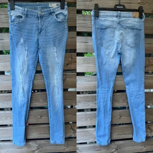 Jeans snake från lager157 stl M - Snygga stretchiga smala jeans från Lager157 stl M ’men mer som S tycker jag. Snygga slitningar på benen. Använda och tvättade 1ggr så jätte fint skick.