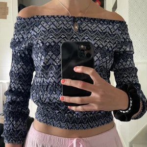 Offshoulder blus  - En marinblå mönstring of shoulder blus💙 Strl 158/xxs Väldigt fint skick