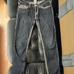 Säljer mina True Religion jeans i storlek 28 (passar dock mig som normalt sätt har 29 i tum storlekar) ☺️ jag skulle säga att man bör ha skärp om man är en originell 28. Mycket fint begagnat skick (se bilder) Vid frågor eller föer bilder skicka pm ☺️