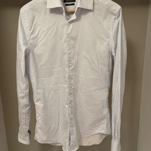 RIKTIGT FET SKJORTA  - Stilig skjorta från dressman. Passar perfekt till kostym eller bara till ett par jeanz. Varsamt använd. Skick 9/10. 