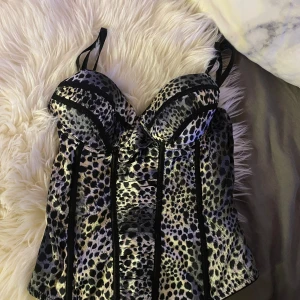 leopard korsett topp - jättefin korsett topp med leopard mönster som går att justera!🤍 inbyggd bh som passar ca B/C kupor! materialet är tunnt silke💞 