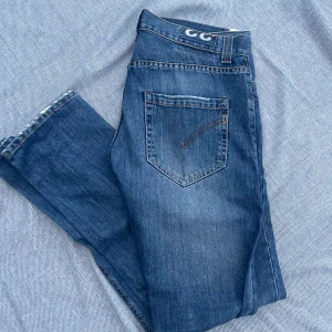 Dondup jeans - Hej jag säljer dessa dondup jeans i modellen lucky. 🎯Skick 9.5/10 🎯nypris: 3000kr.🎯107cm längd 44cm bredd🎯Hör av dig vid frågor! Mvh Softstore