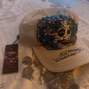 Säljer en Ed hardy keps som jag inte använder mer pga att jag har bytt stil. skriv gärna ifall om du har frågor eller ifall om du är intresserad😄