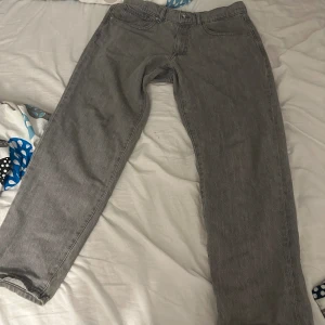 Vailent jeans - Säljer nu mina ljus gråa Vailent jeans. Storlek L passar om du är 164-173. dom är i nyskick, bara använts några gånger. köpta för 699kr. Pris kan diskuteras 