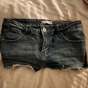 Säljer mina lågmidjade jeansshorts i storlek 36💕 Midjemått: 37 cm rakt över