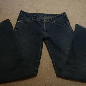 bootcut jeans i jättebra skick🩷mått tvärs över är 38cm💋