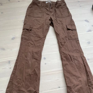 Bruna jeans - Säljer dessa bruna byxor då de inte längre kommer till användning. Kontakta gärna vid frågor ❤️