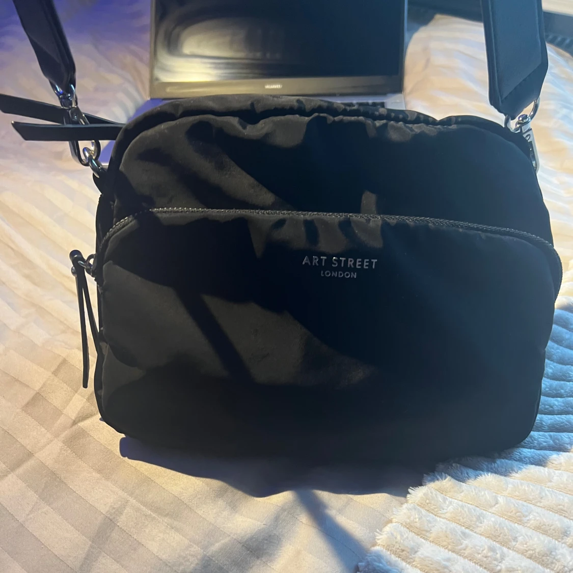 En svart väska  - 90