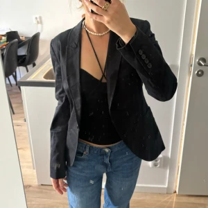 Svart blazer / kavaj  - Sparsamt använd. Liten i storlek. Skicka privat om du vill ha någon specifik bild, eller mått m.m🩷🌸