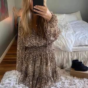 Slutsåld zara klänning i leopard mönster! Första bilden är lånad, sparsamt använd i jättebra skick!❤️