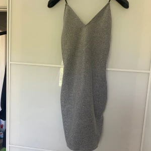 Nyårs klänning - En jättefin nyårsklänning från H&M. Den är glittrig och jättefin Hör av er vid frågor