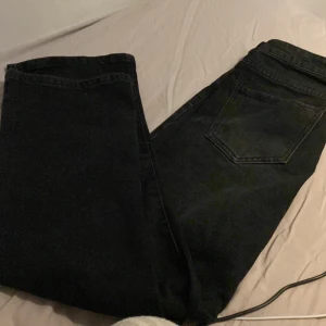Utsvängda svart/gråa jeans  - Säljer för dom som inte kommer till användning 