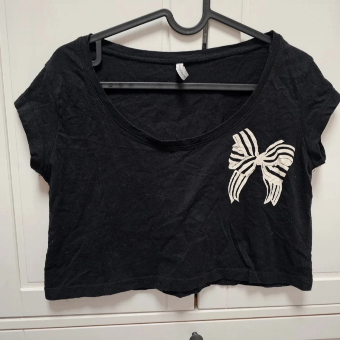 Svart croppad topp från Fishbone